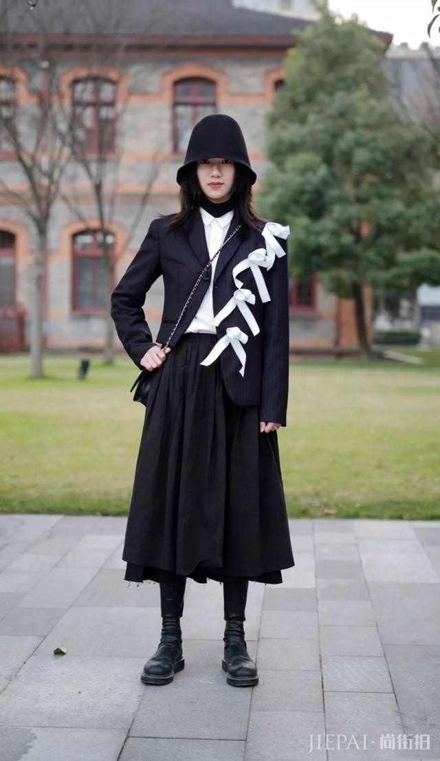 刘亦菲和Baby的西装配裙子，简直帅出天际