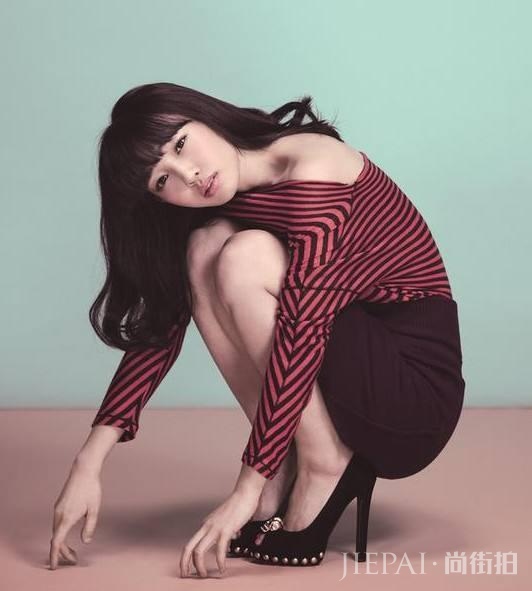 白百何衬衫配花式裙,终于高调一回