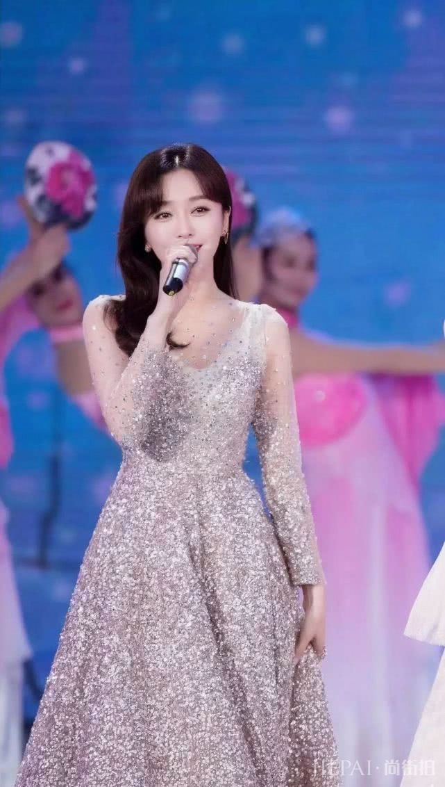 秦岚一身“钻石裙”实力抢镜!