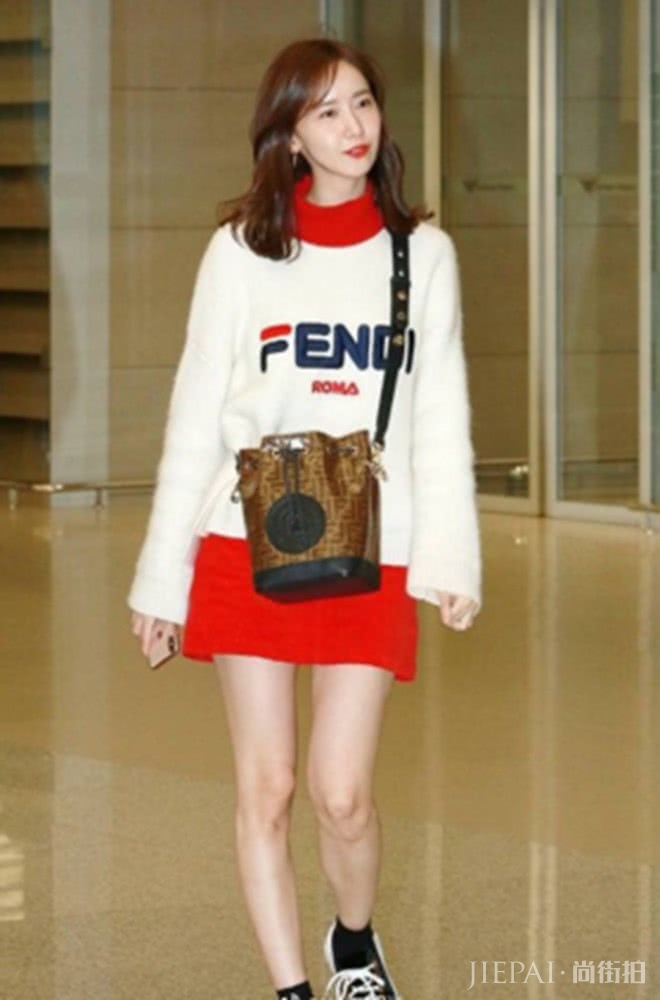 林允儿军绿风衣低调现身，红唇白肤漂亮迷人