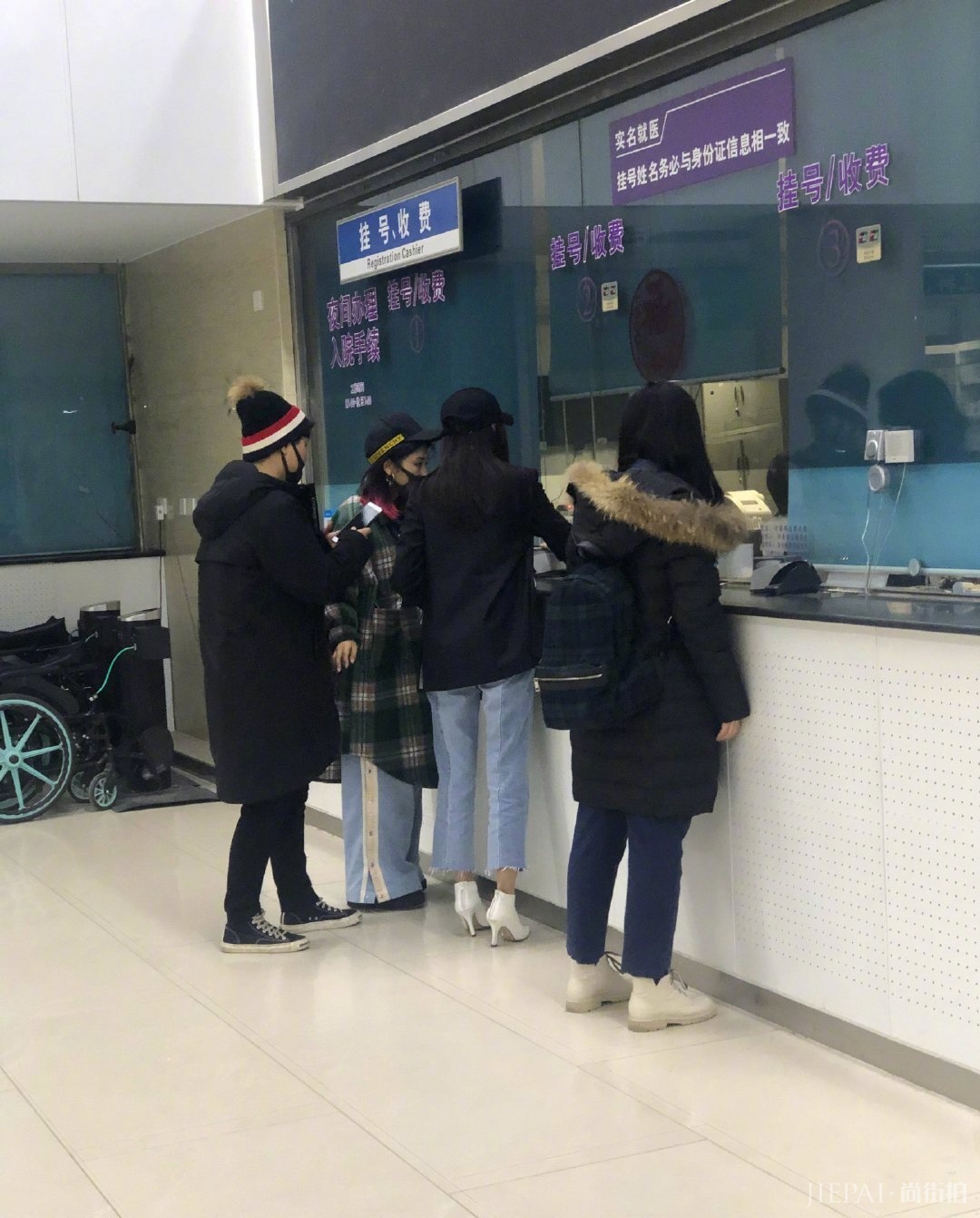 张天爱行程耽搁摔倒哭泣