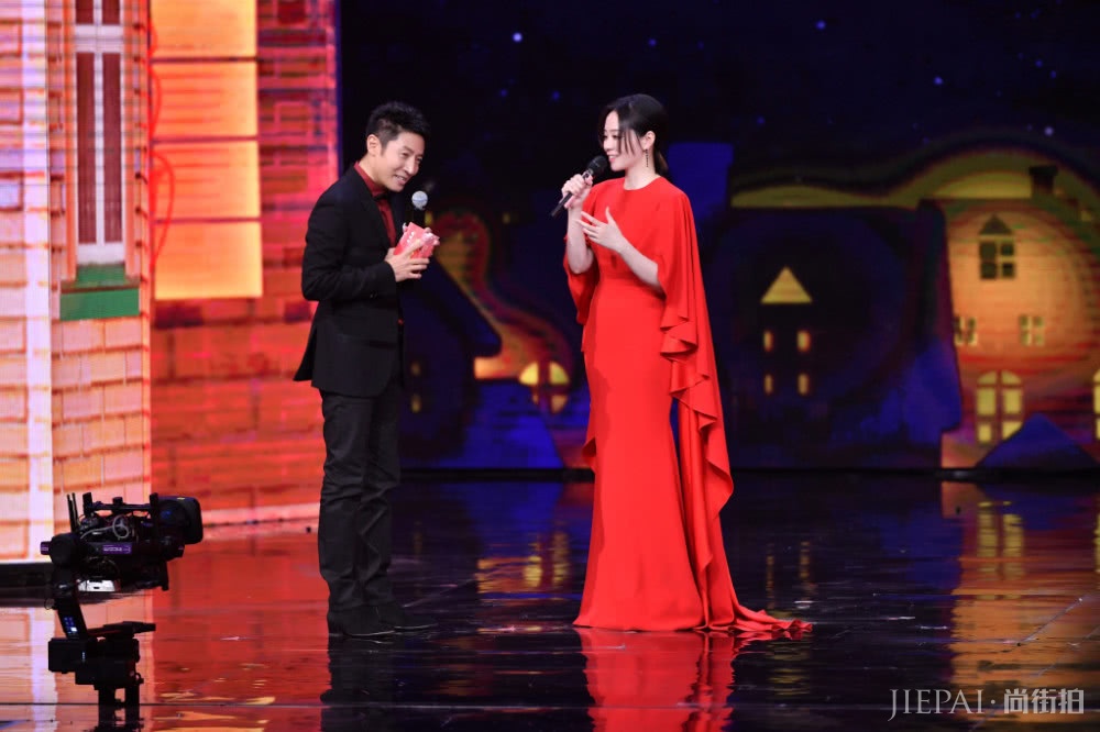 张靓颖穿红裙登舞台，显白效果翻倍