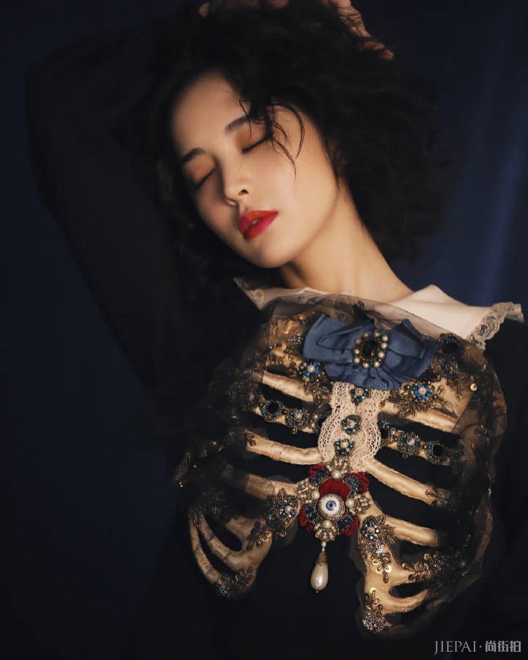 古力娜扎美目流盼演绎中世纪高级感