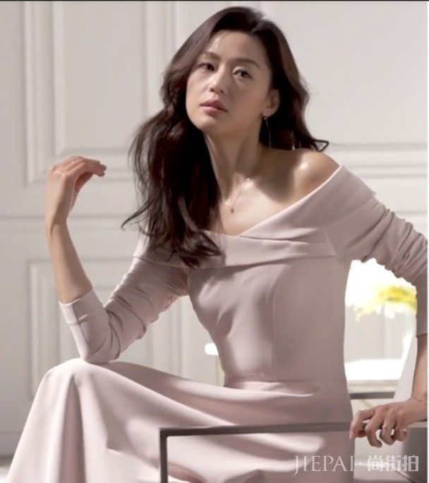 全智贤黑长直换卷发更气质，秀完美天鹅颈美得高调