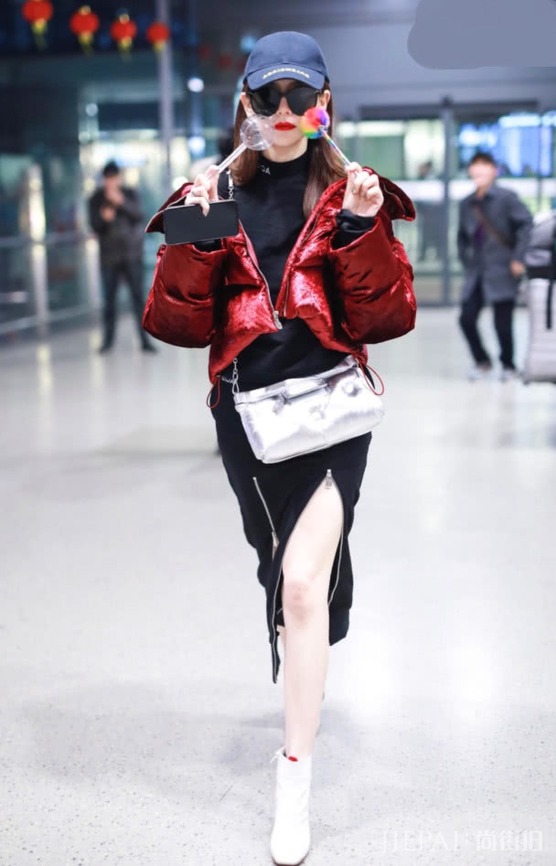 戚薇“倒V裙”搭小白靴,美得让人羡慕!