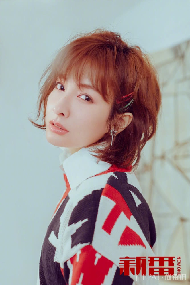 吴昕穿毛衣配夹子发饰，少女感十足