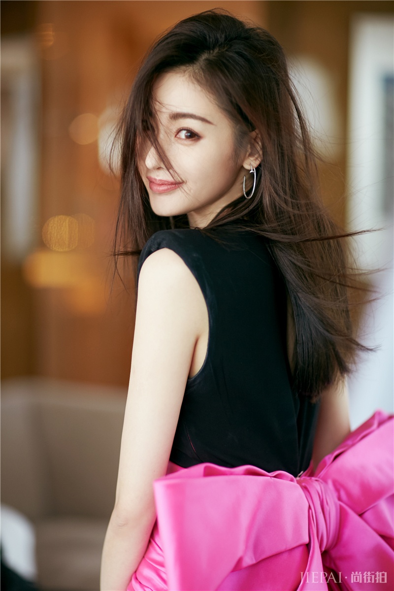 张天爱优雅灵动俏皮可爱，亮相电视剧盛典