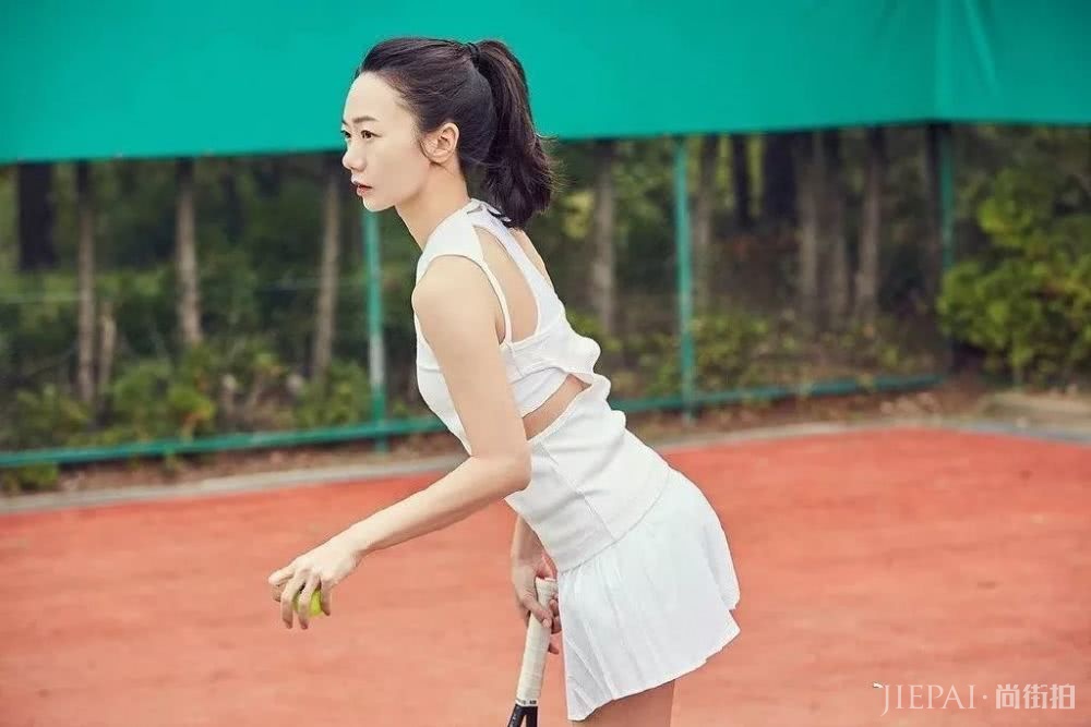 裴斗娜穿运动装打网球，越来越高级了
