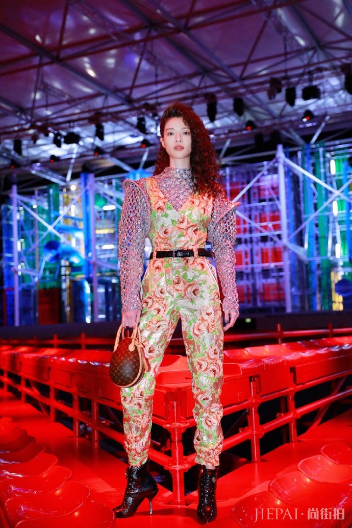 钟楚曦穿花被子配钢丝刷,网友:穿得像个未来女战士