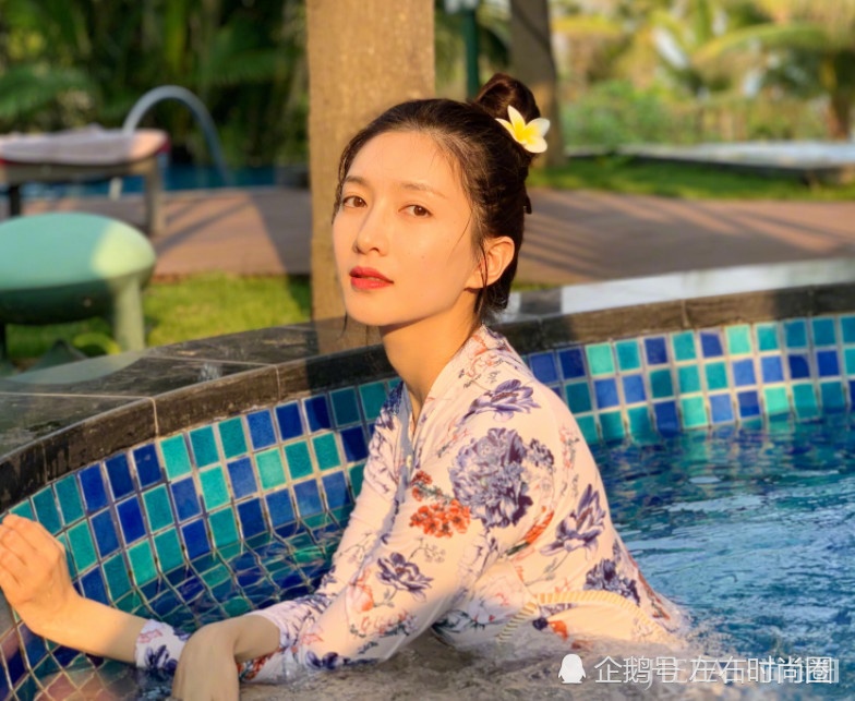 江疏影晒罕见泳装照,当她从水里站起来的那一刻发现了一个优点