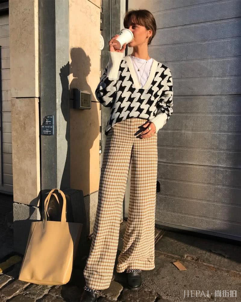 驼色属于秋冬，春天穿这个流行色照样美得很高级