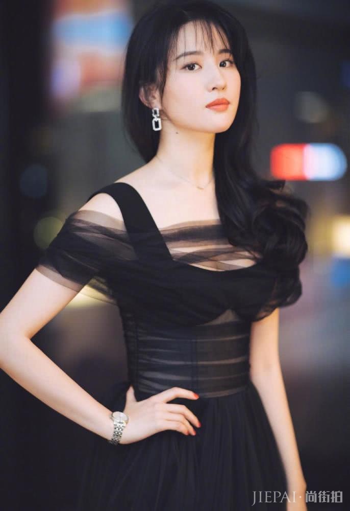刘亦菲衬衣长裤换成黑色轻纱裙,秒变小公主,太有气质了