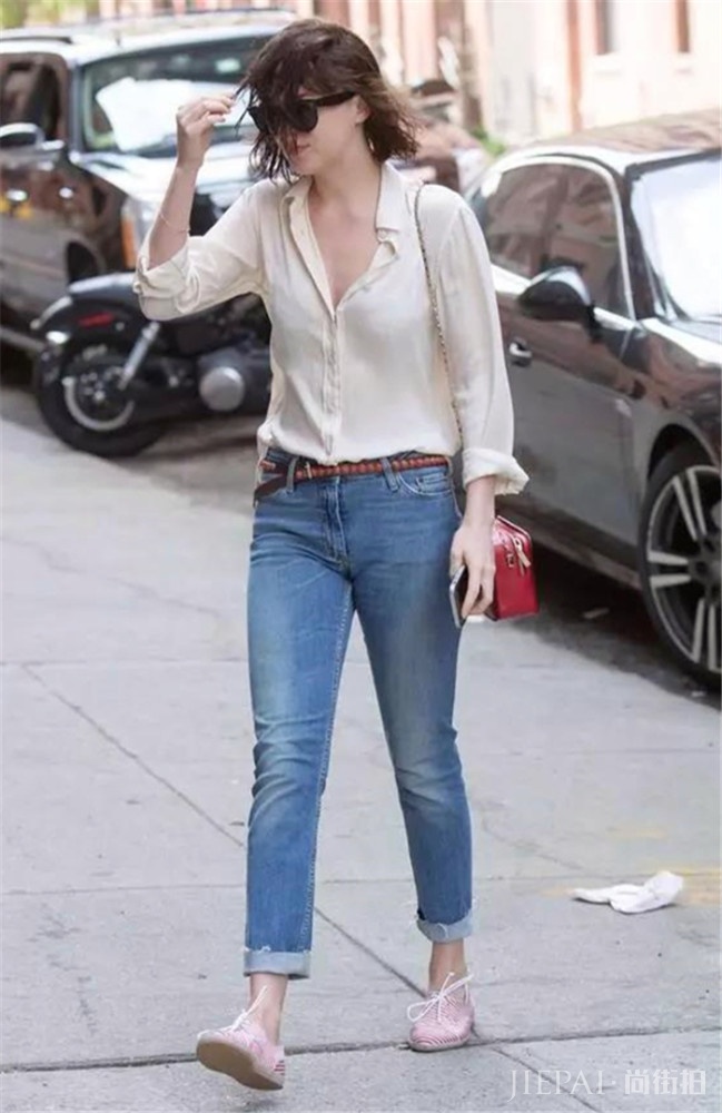 2019春季职场穿搭法则:衬衫+牛仔裤搭起来好喜欢