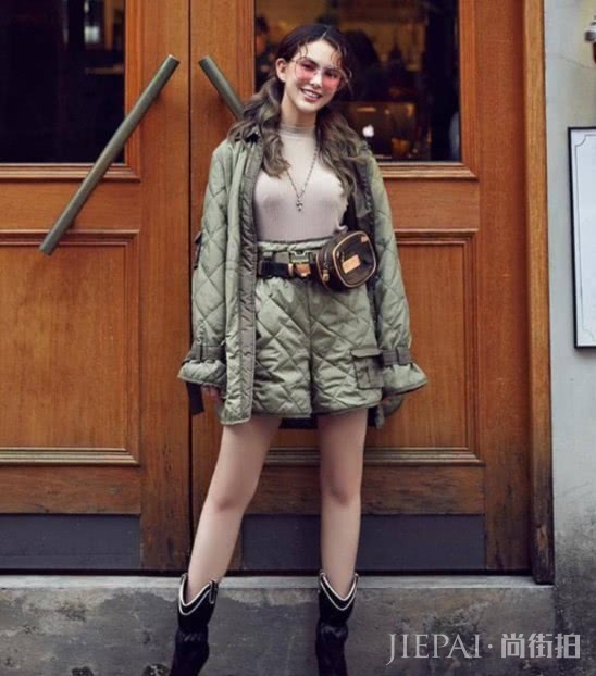 昆凌穿1双皮靴嫌不够?硬要塞2双皮靴?意外显瘦12斤