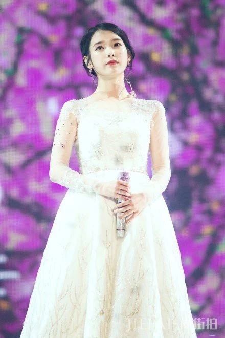 李知恩一袭收腰短裙秀美腿,这个小个子女孩太会穿