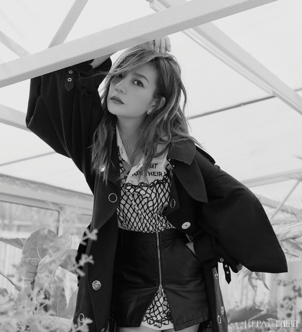 赵薇染棕色头发，时尚显年轻