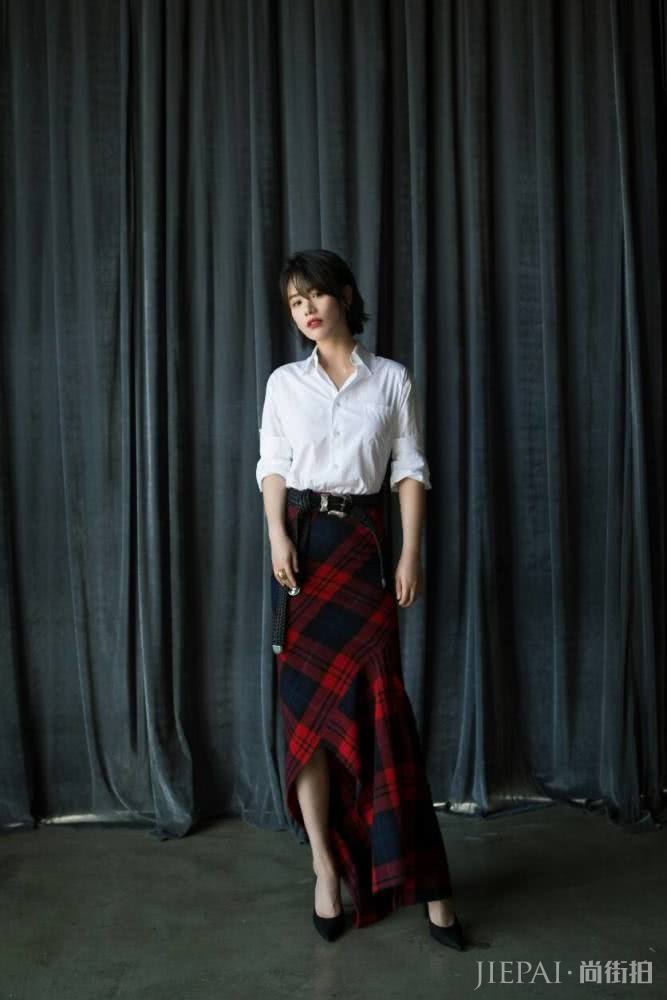 马思纯机场街拍，搭配齐刘海想不看都难