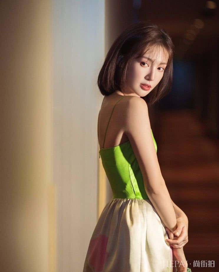 金晨用水彩笔在白裙上面画桃花?也太好看了吧