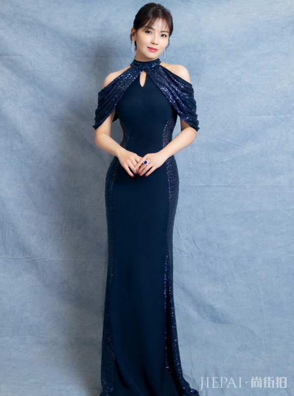 刘涛穿修身裙美得入骨，越来越好看了