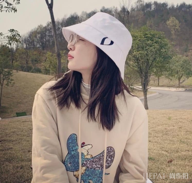 江疏影鞋子要火了，鞋底呈现楼梯斜坡形，无敌显高