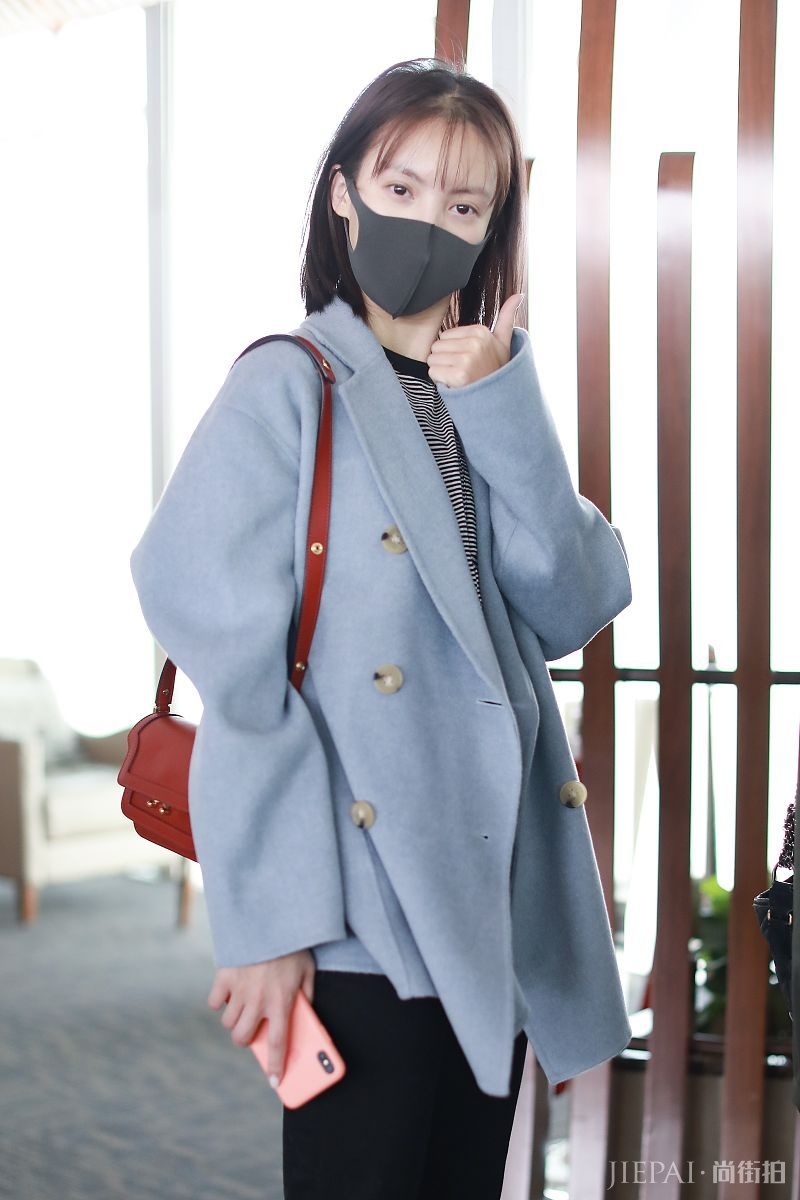 金晨一身露脐装走机场,可爱满分!