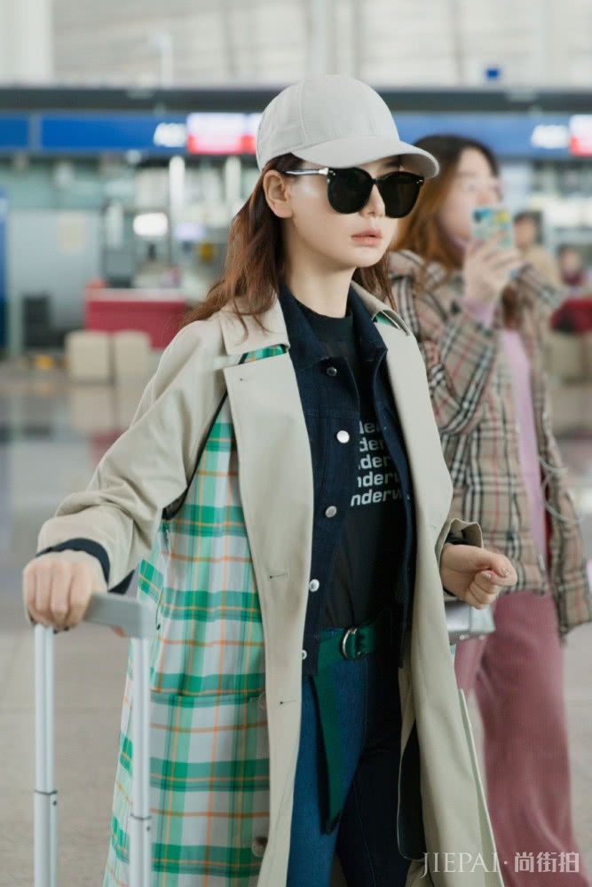 戚薇双排扣西装配小黑裤，再穿件白色大衣将酷进行到底