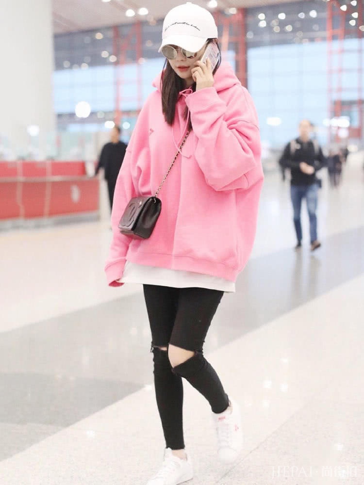 宫脇咲良一袭粉色卫衣,搭配简约又减龄