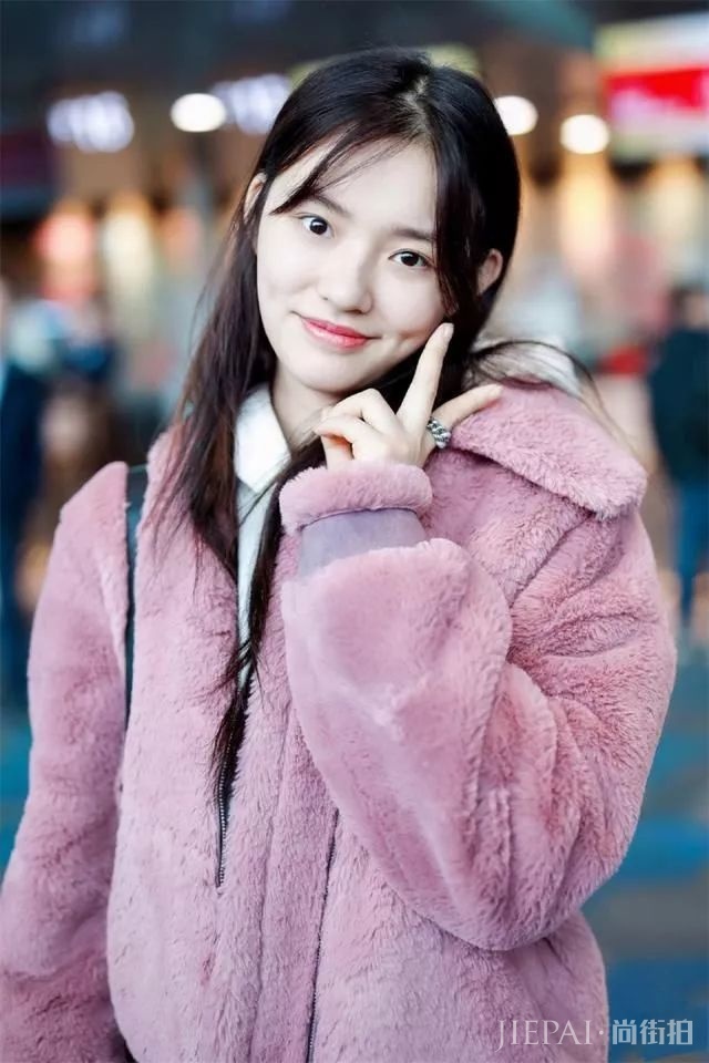 林允机场粉嫩时尚大衣，裤子却丑哭自己！