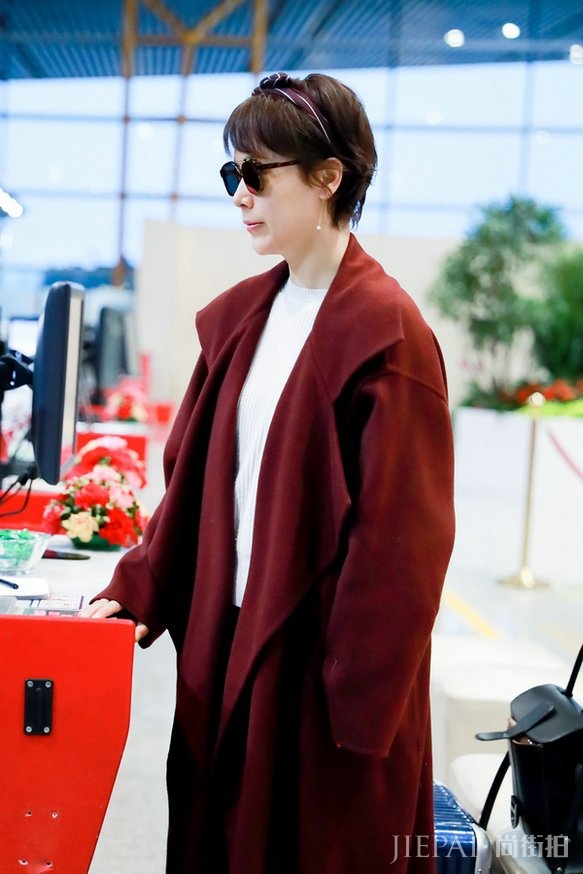 海清红色大衣优雅发带精致魅力，现身机场