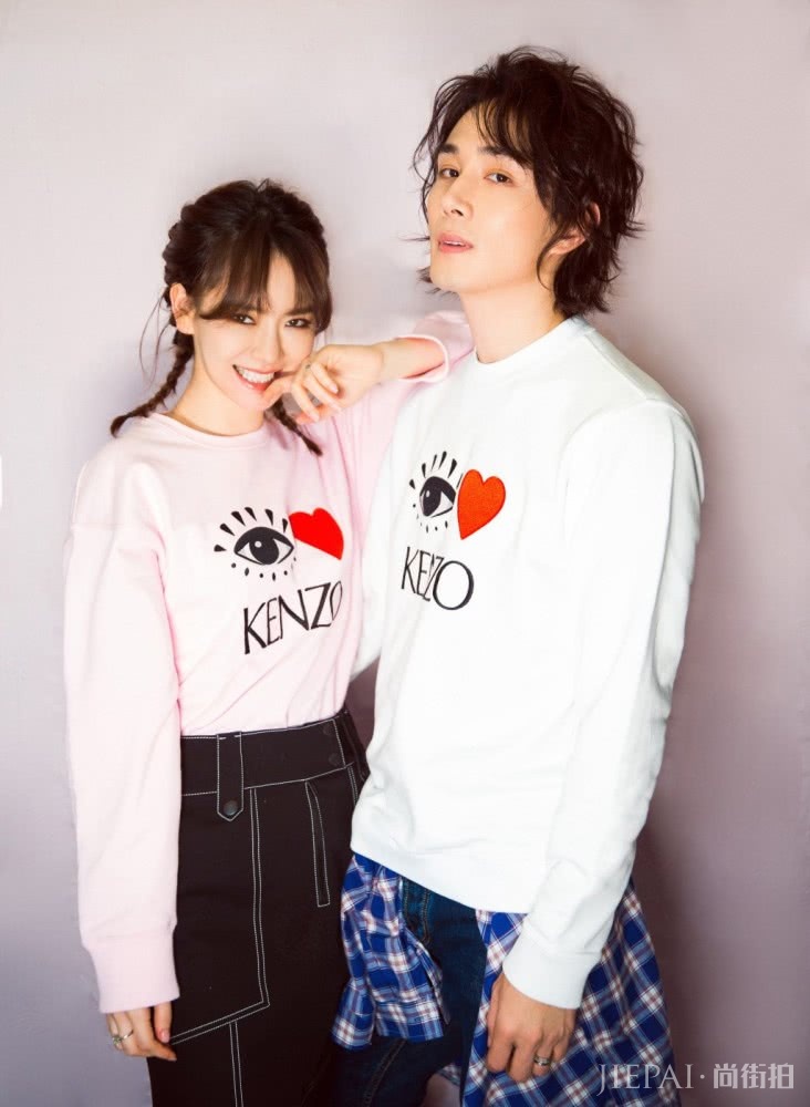 戚薇双排扣西装配小黑裤，再穿件白色大衣将酷进行到底