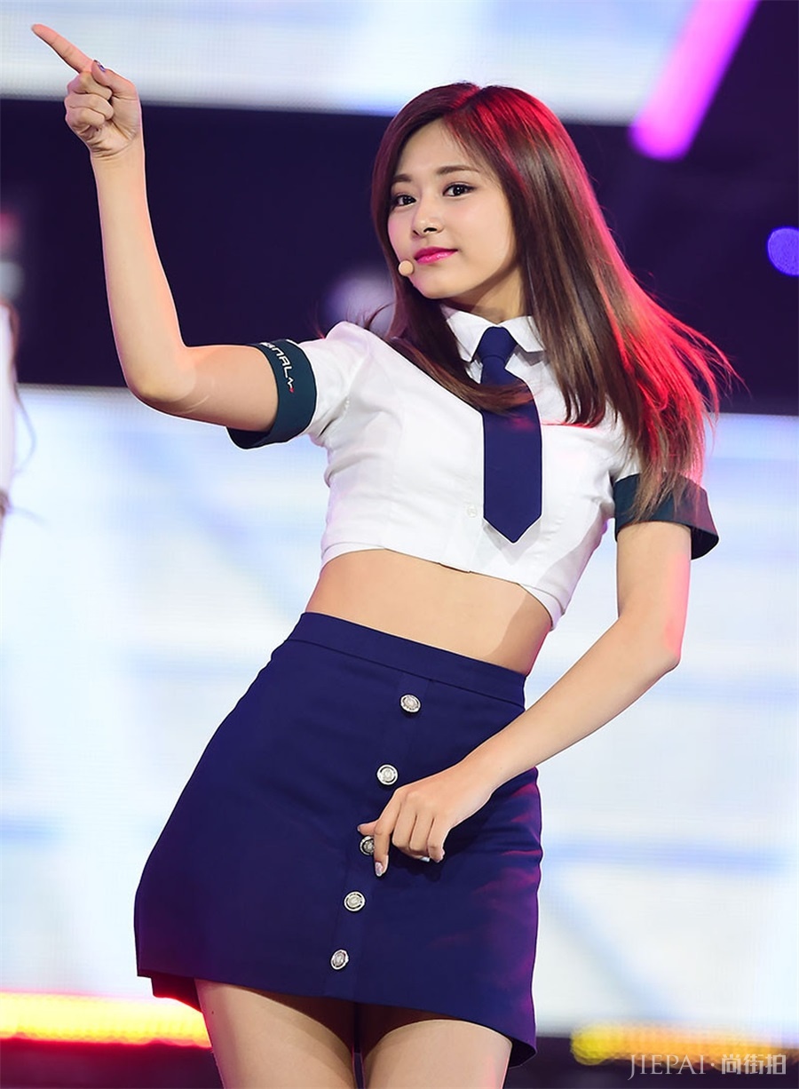 周子瑜现身机场，洋装超吸睛！