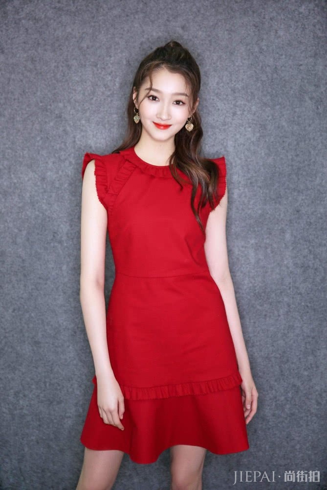 关晓彤晒自拍，娇嫩少女装配卷发粉裙美出高级感