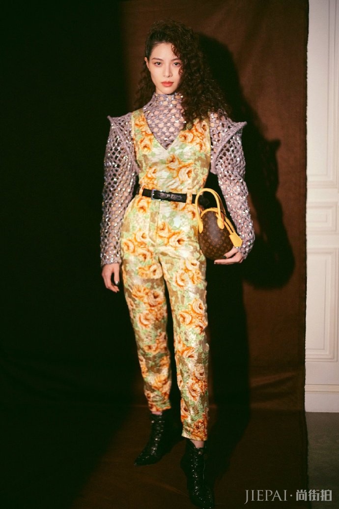 钟楚曦穿花被子配钢丝刷,网友:穿得像个未来女战士