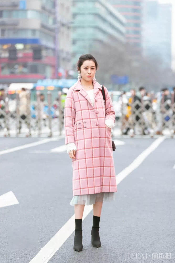 看街拍学搭配 这些简单的衣服搭配起来超显气质，还有高级感