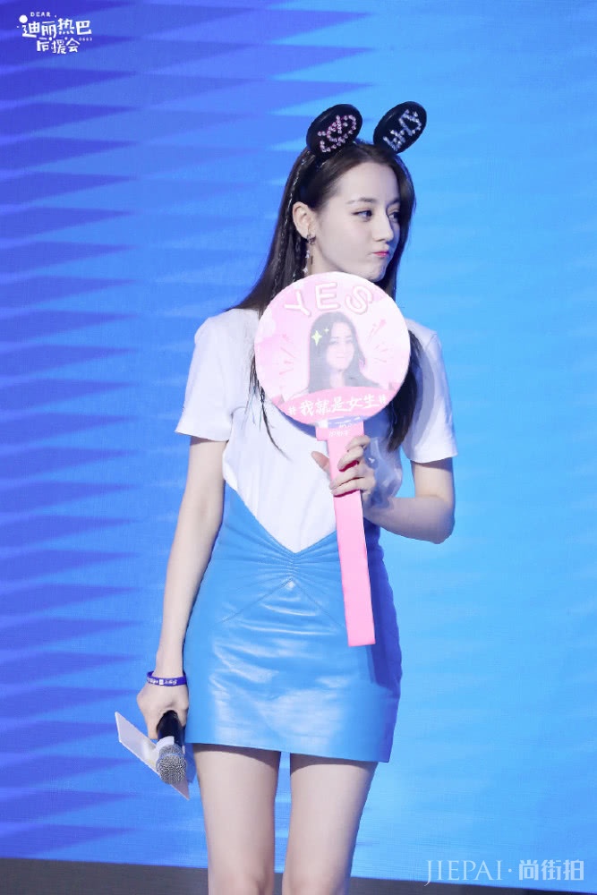 迪丽热巴皮裙还可以这样穿，糖果色减龄又显瘦