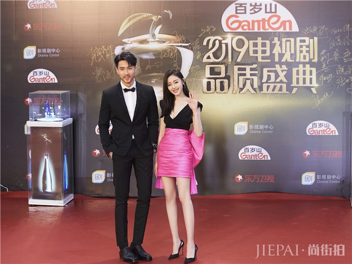 张天爱优雅灵动俏皮可爱，亮相电视剧盛典