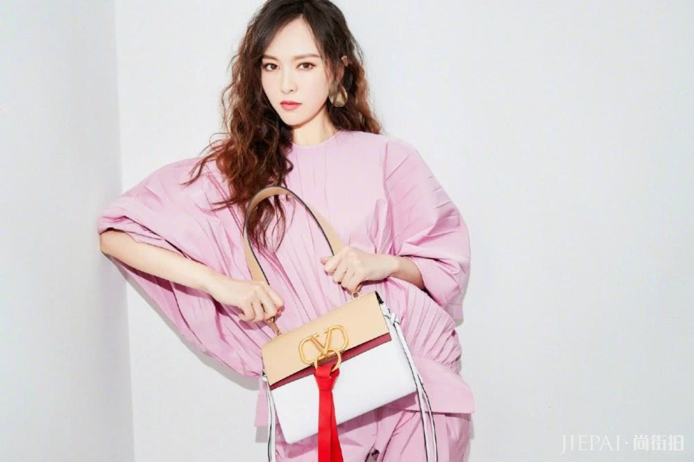 唐嫣穿一身粉色穿搭配，留长发女神范十足