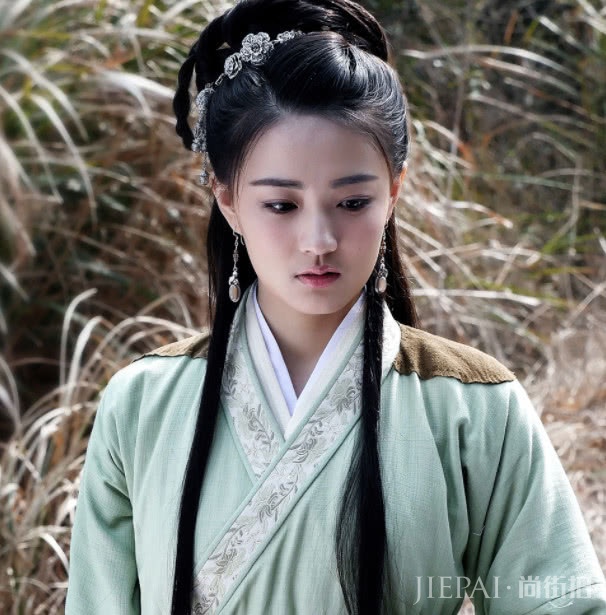 徐璐《王牌对王牌》节目中毛衣+牛仔裤，漂亮又大方