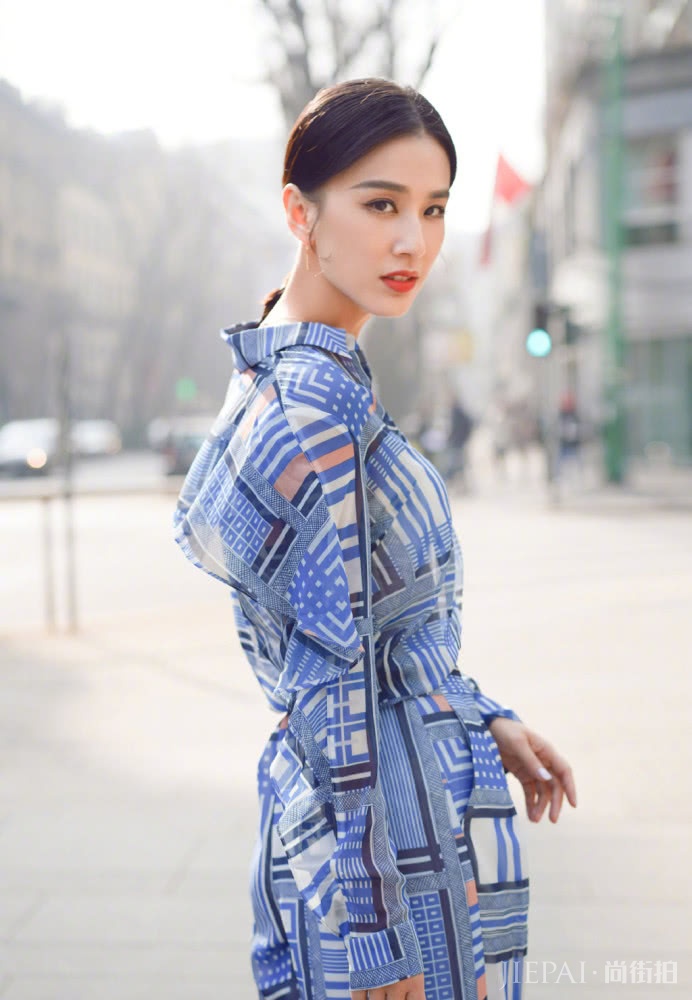 黄圣依穿休闲装走机场清新亮丽