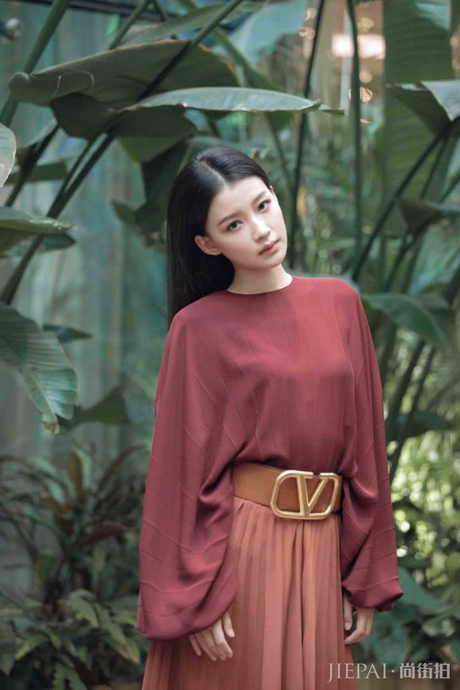 孙怡红色上衣搭配百褶裙秒变女王,腰带更是神助攻