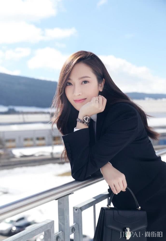 郑秀妍穿黑色西装提包包,双腿细长又直赚足眼球