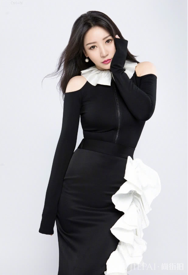 柳岩一身黑裙魅力释放，还有一块白花边？