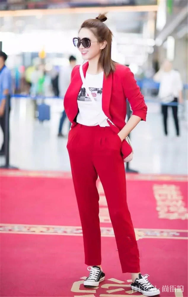 小白鞋已过时!换上减龄又青春的帆布鞋,让你轻松美回初恋