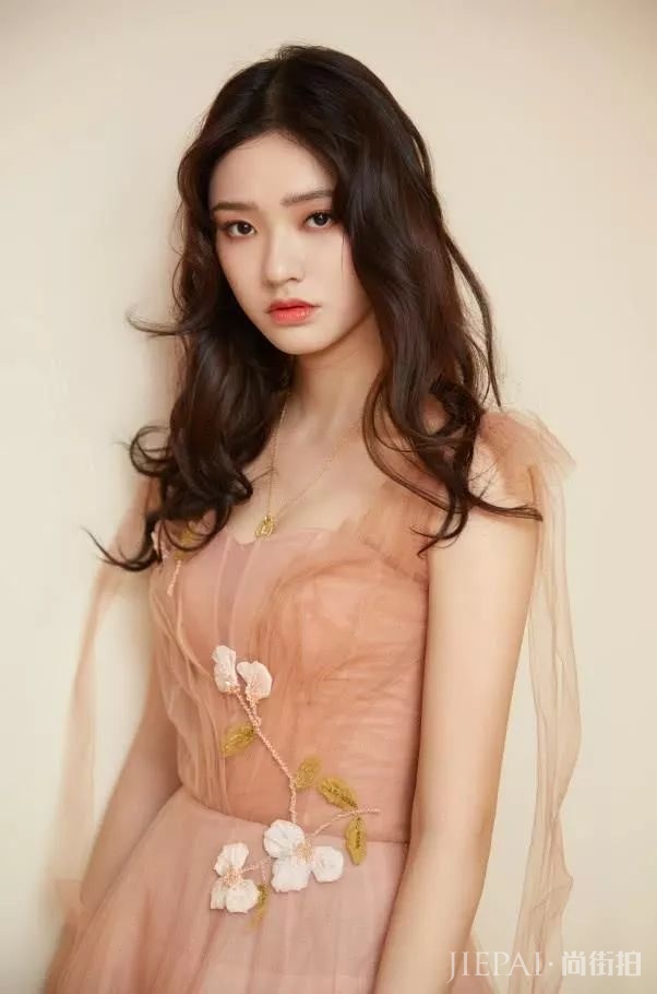 林允机场粉嫩时尚大衣，裤子却丑哭自己！