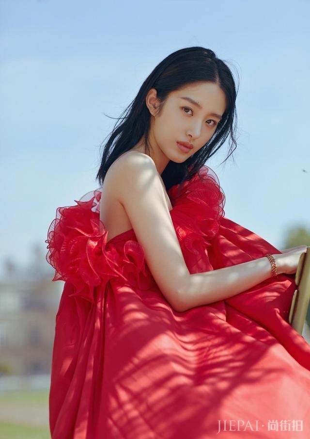 杨采钰穿黑色长袖配印花裙,内衣外穿成亮点