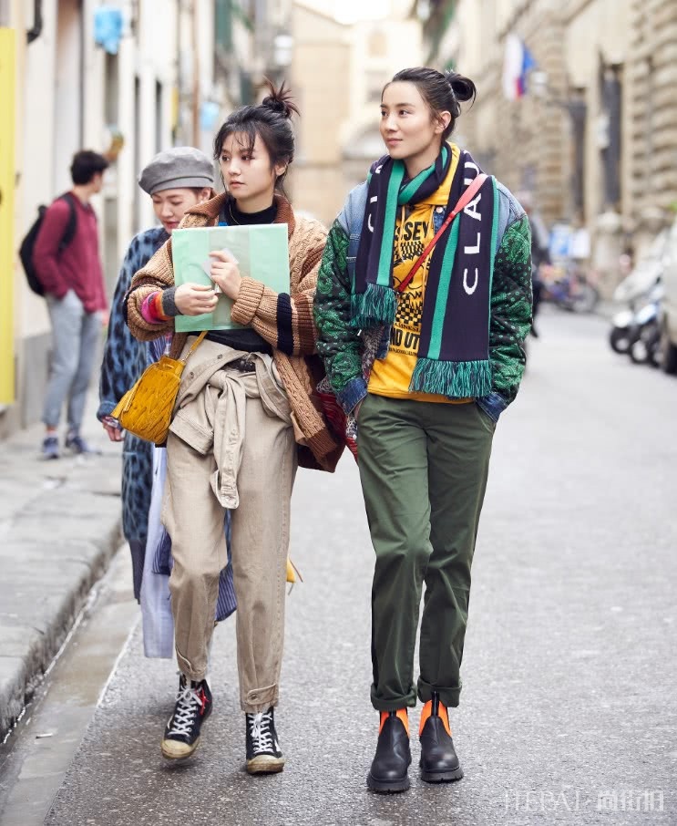 宋佳脚下踩2双鞋子太重，自带拉绳也是绝了！