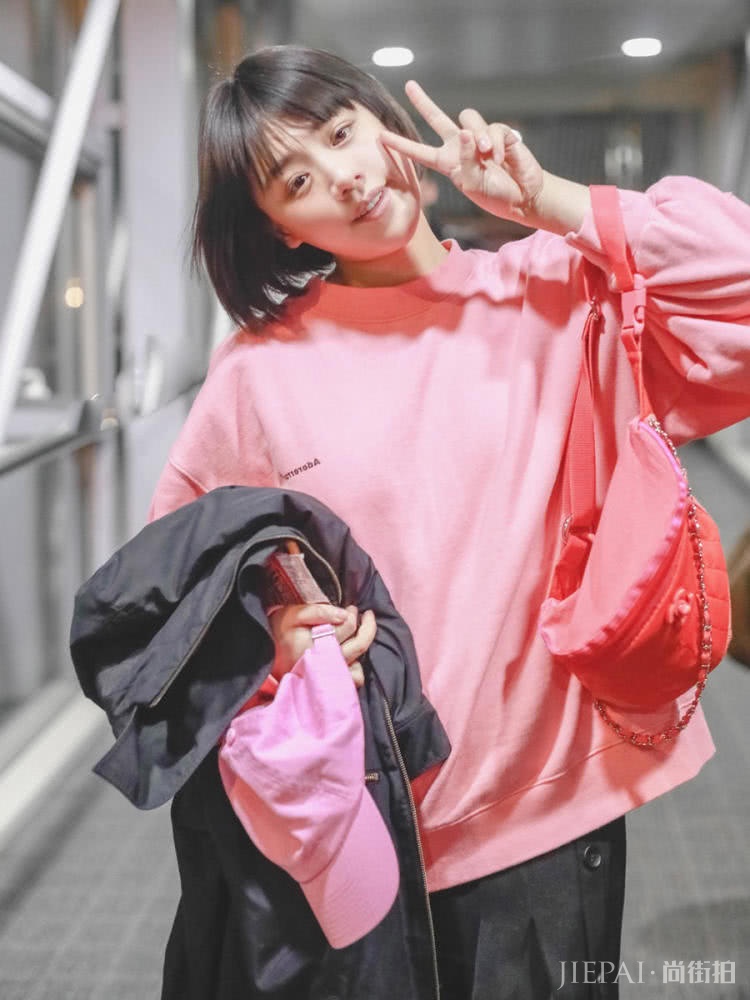 宫脇咲良一袭粉色卫衣,搭配简约又减龄