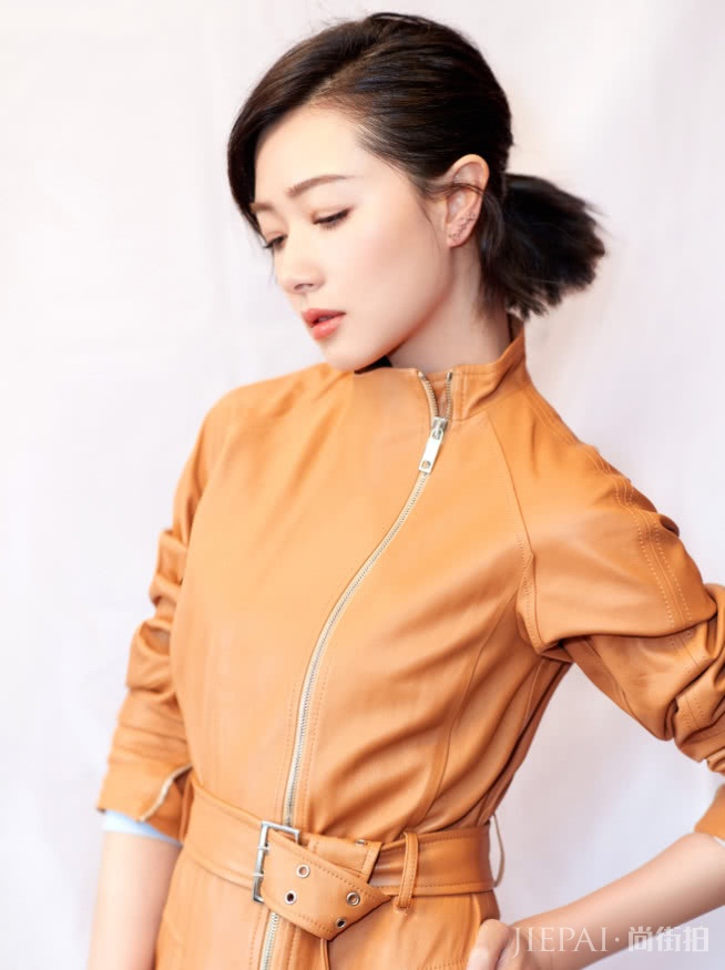 万茜风衣穿在身上垂坠感十足,裙摆一点褶皱都没有