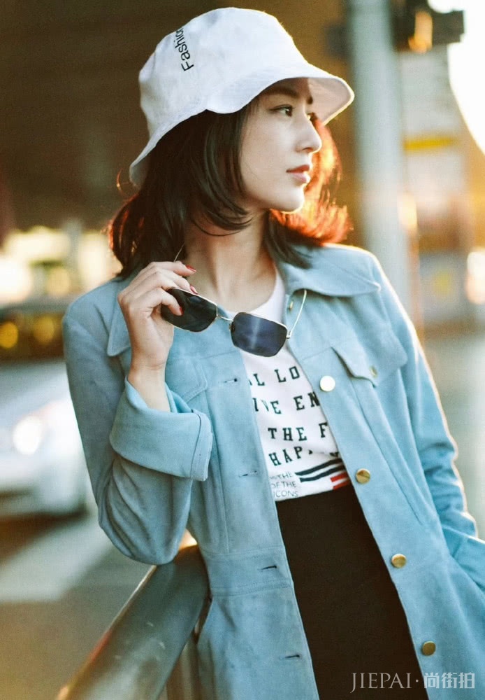 黄圣依穿休闲装走机场清新亮丽