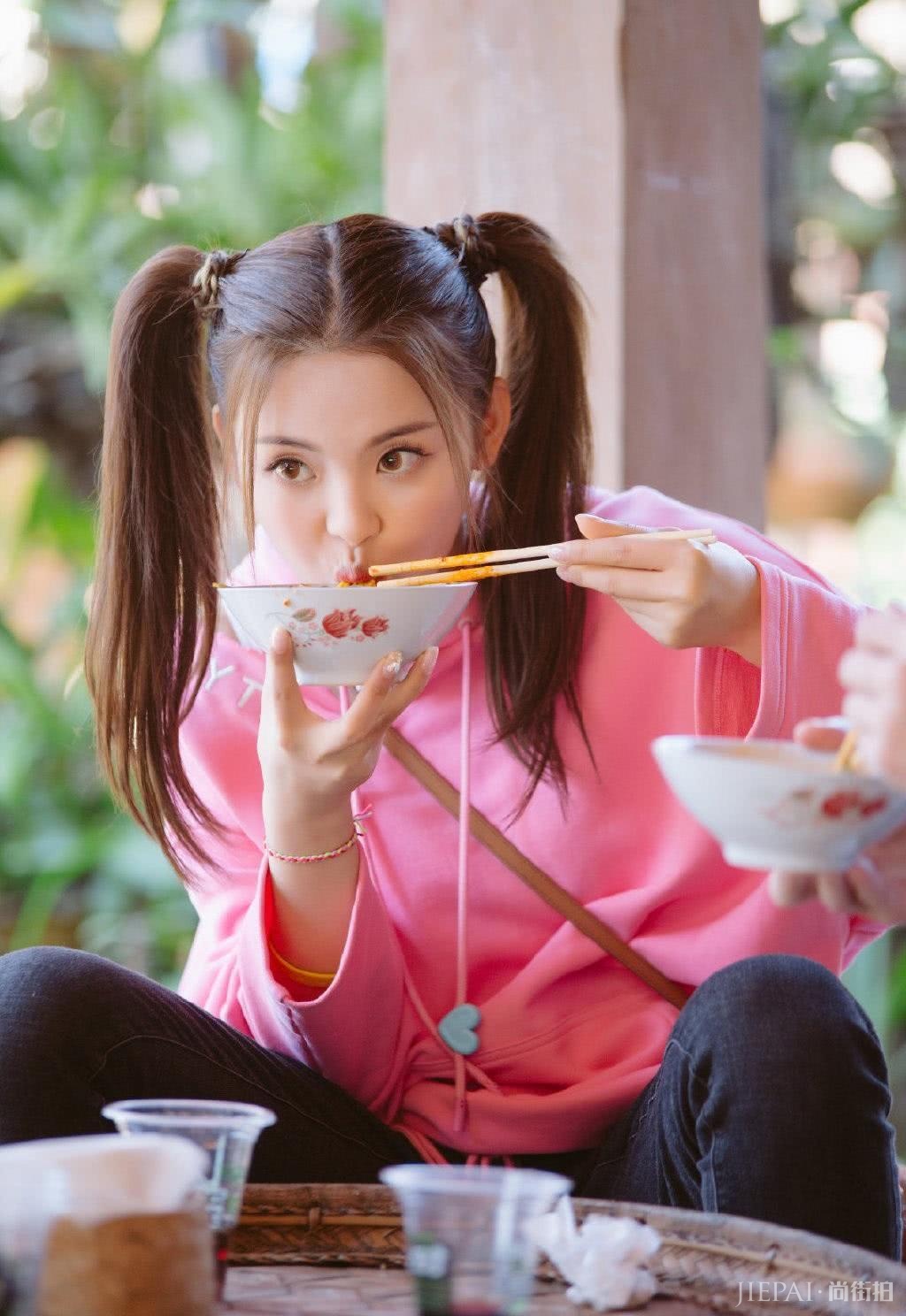 杨超越堪比“真人芭比”了,也太精致了吧!